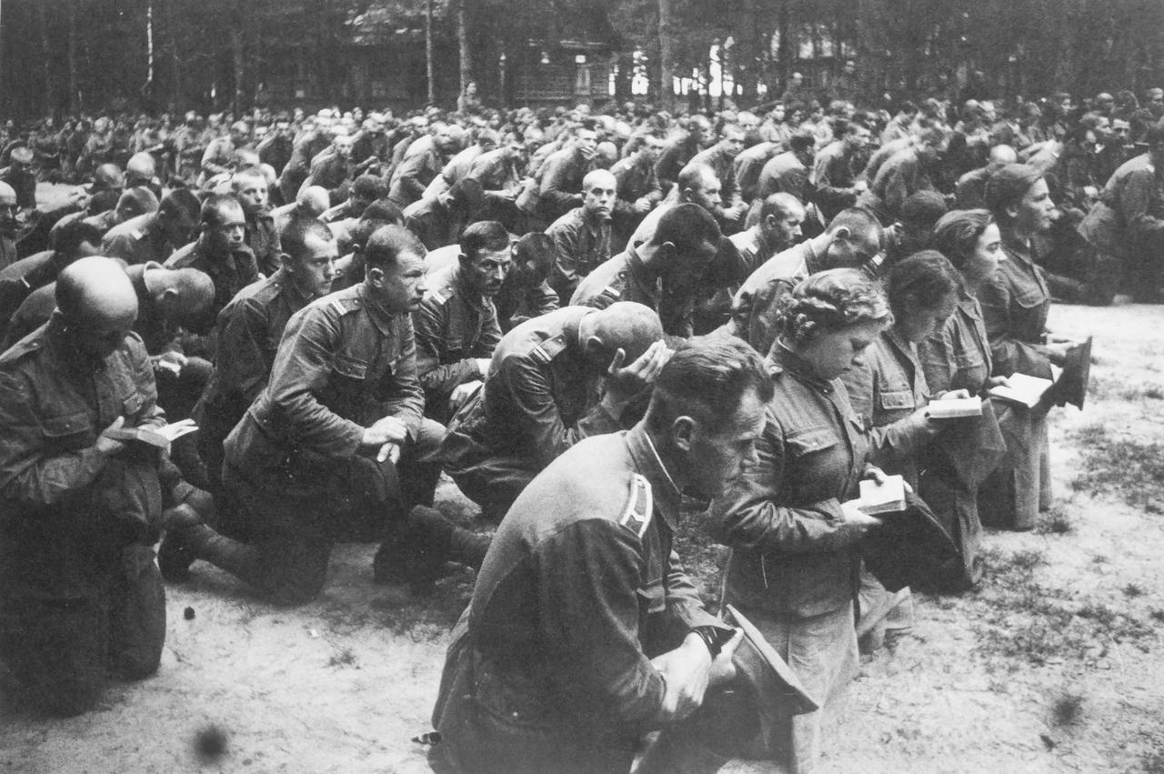 比较有意思的照片——1944年，“波兰人民军”某部正在举行野战天主教弥撒仪式。