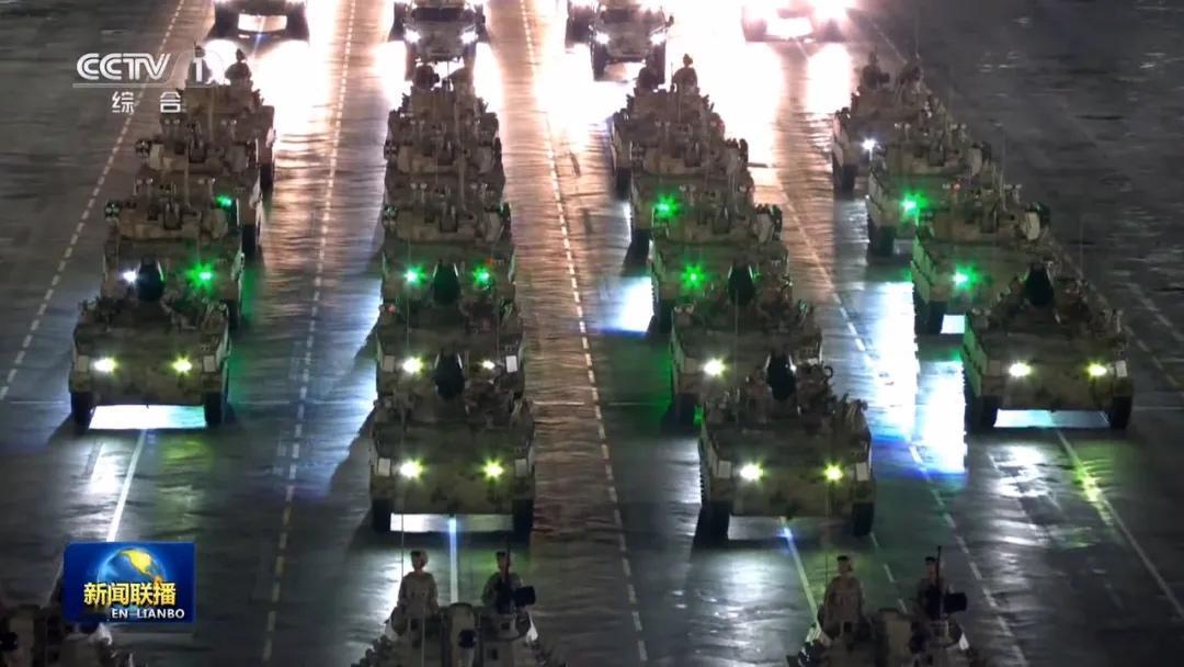 啥家庭啊，空降车都装四面盾！据报道，即将亮相阅兵场的“空降兵新型装甲输送车”
