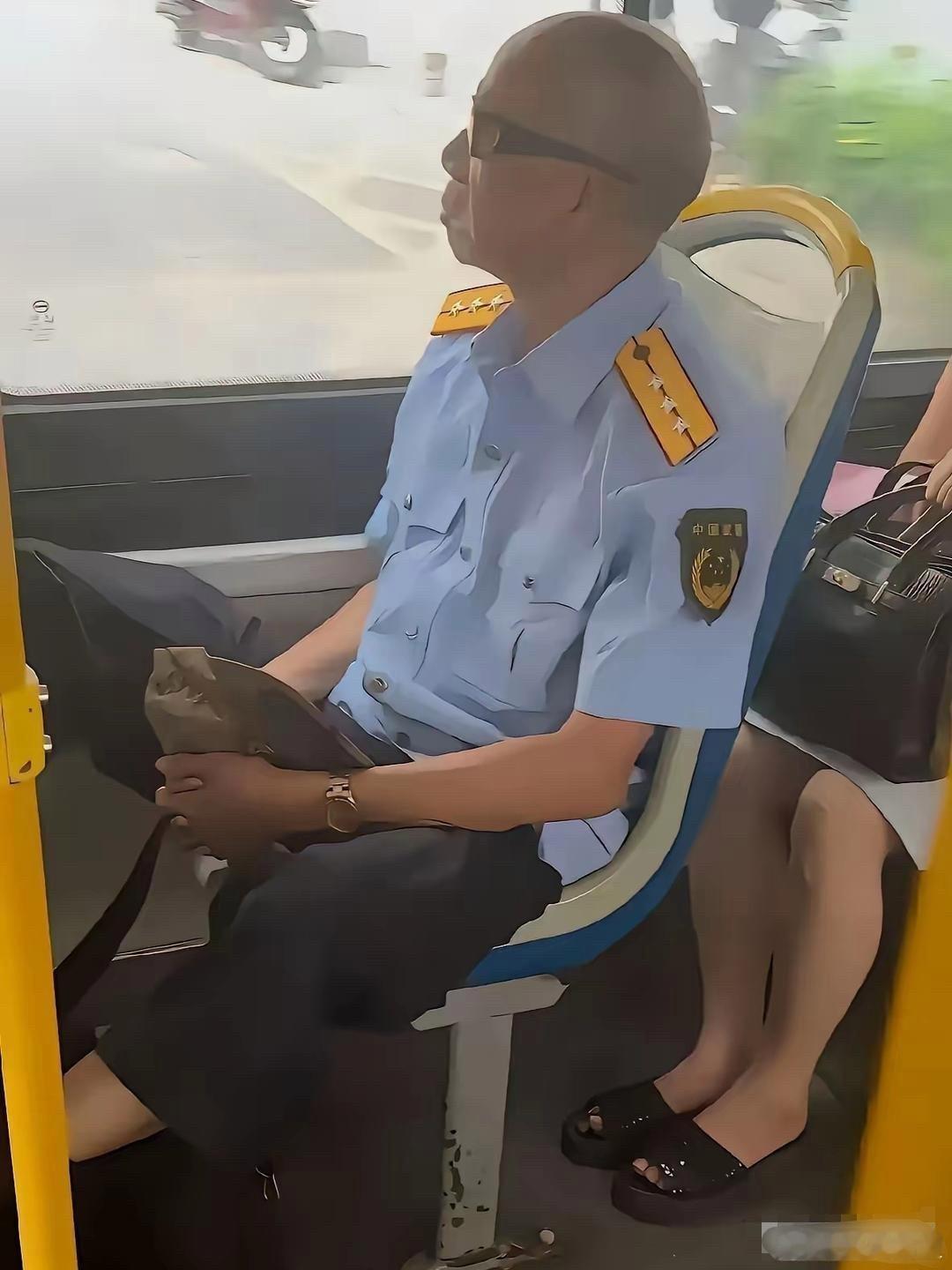 公交车上看到的一幕！感觉这大爷来头不小呀！