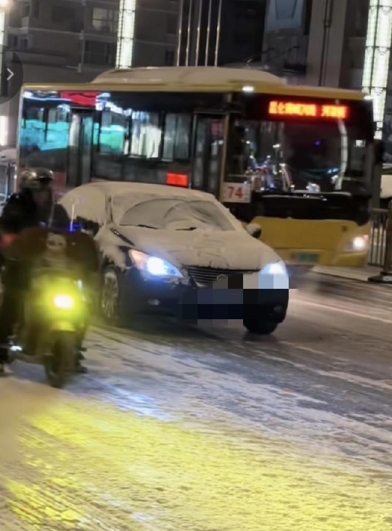 昨天哈尔滨下了场大雪，来看看这些比较牛x的司机，不得不说，眼神真的很好！不过