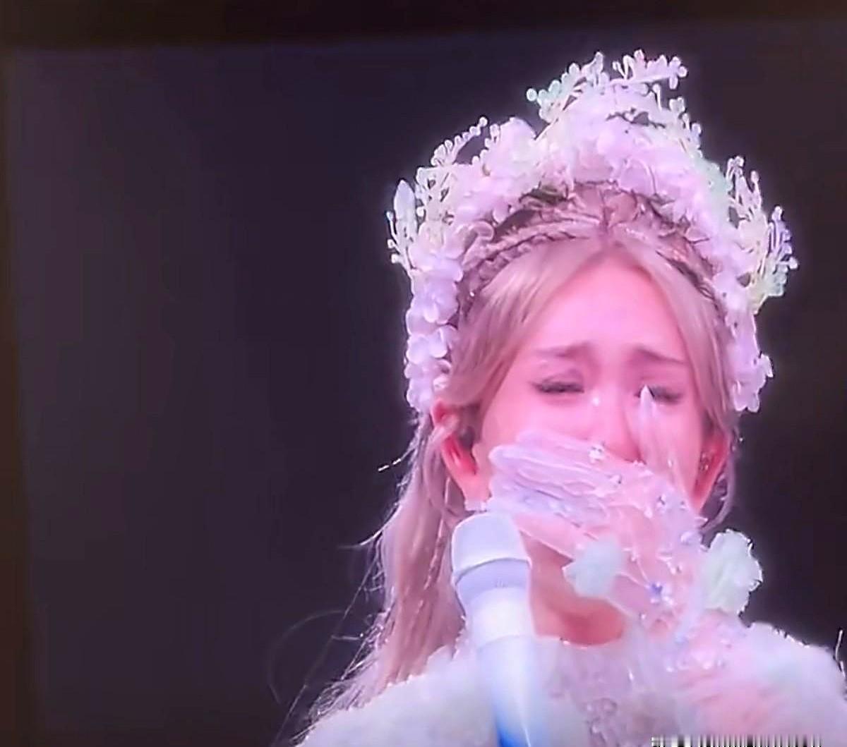 何炅还在国外录节目？假的。谢娜成都演唱会，他嘴上说着来不了，只录了VCR。