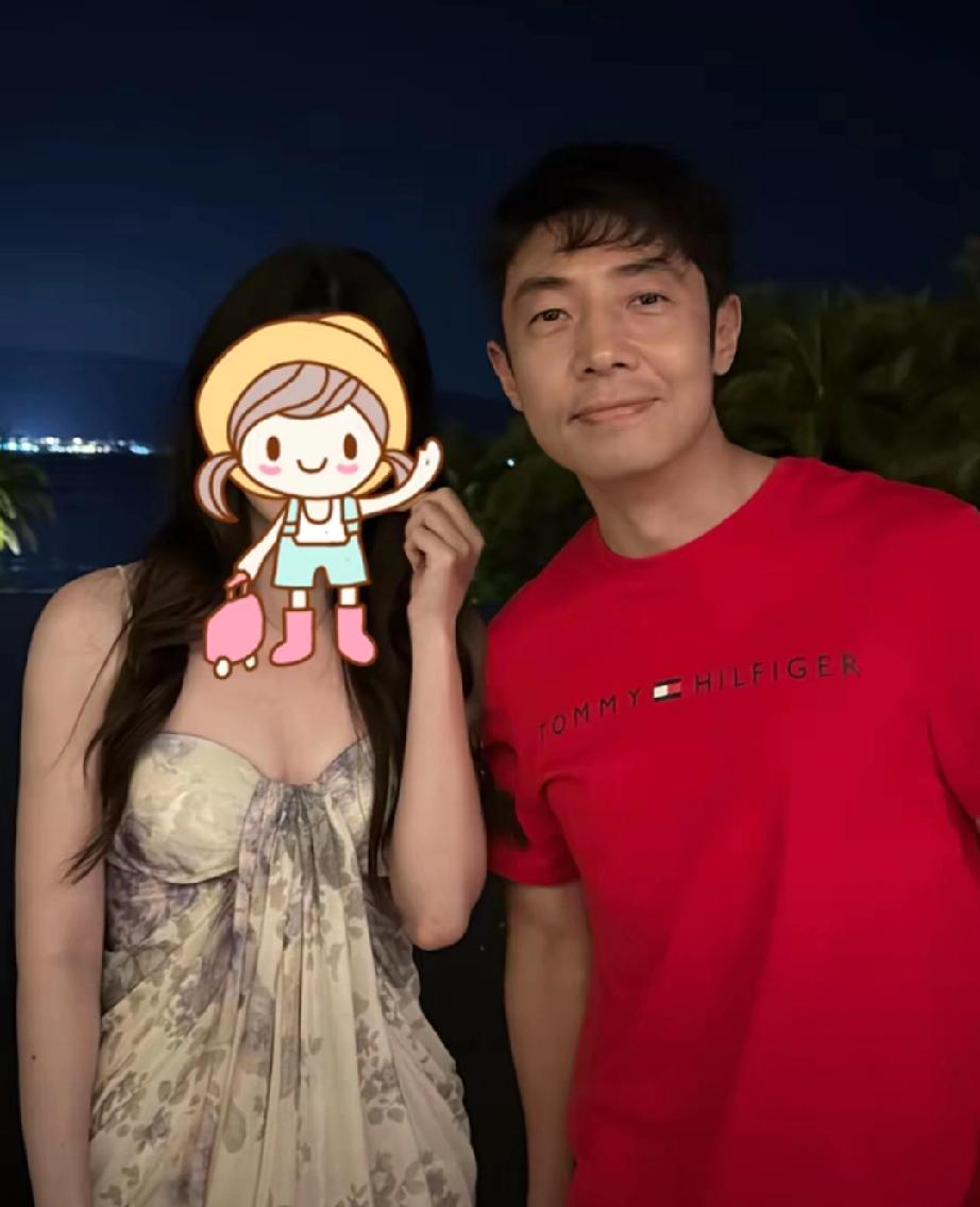 50岁撒贝宁三亚遛娃太欢乐！精力旺盛尬舞，女儿一脸嫌弃不理爹刚满