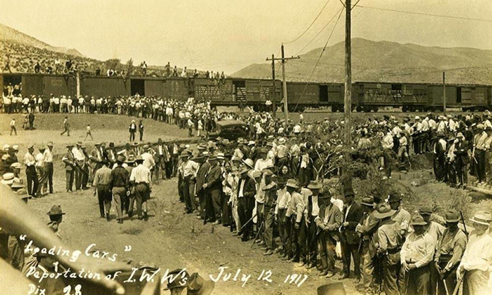 1917年，亚利桑那州的一位警长征召了2000名男子，用枪指着1186名罢工的铜
