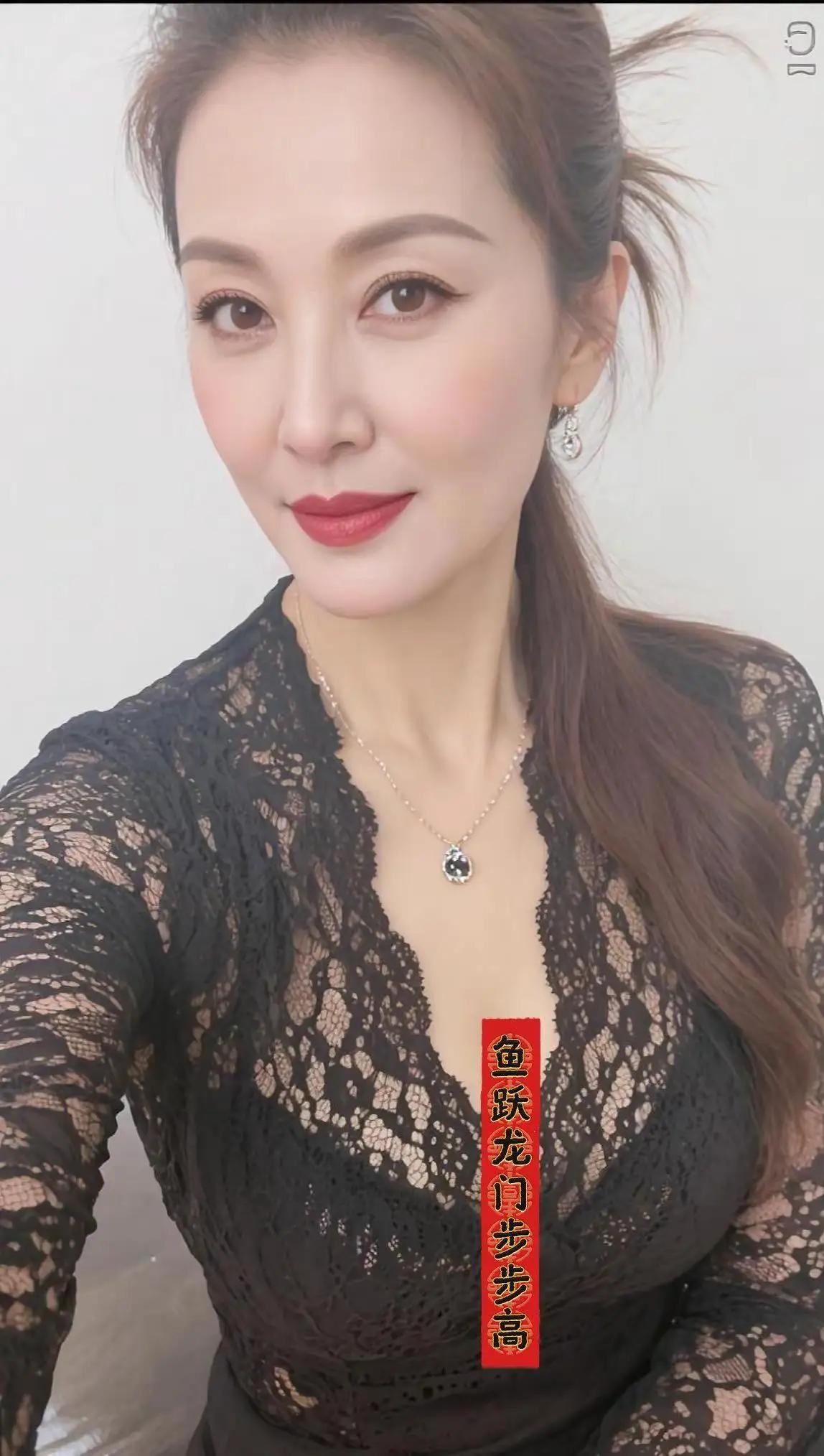 优雅蕾丝连衣裙，自信微笑，时尚与魅力并存！鱼跃龙门，步步高升。温柔风蕾丝长裙