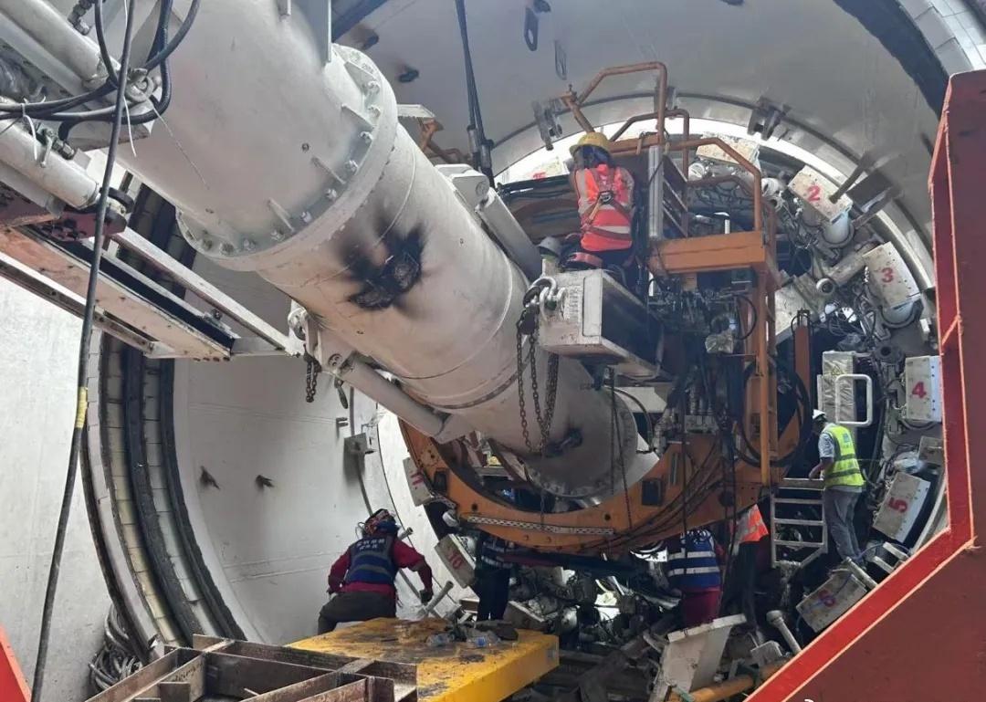 蠡湖之畔，寒冬已至；水面之下，“巨龙”潜行。1月20日，无锡地铁5号线鼋头渚站至