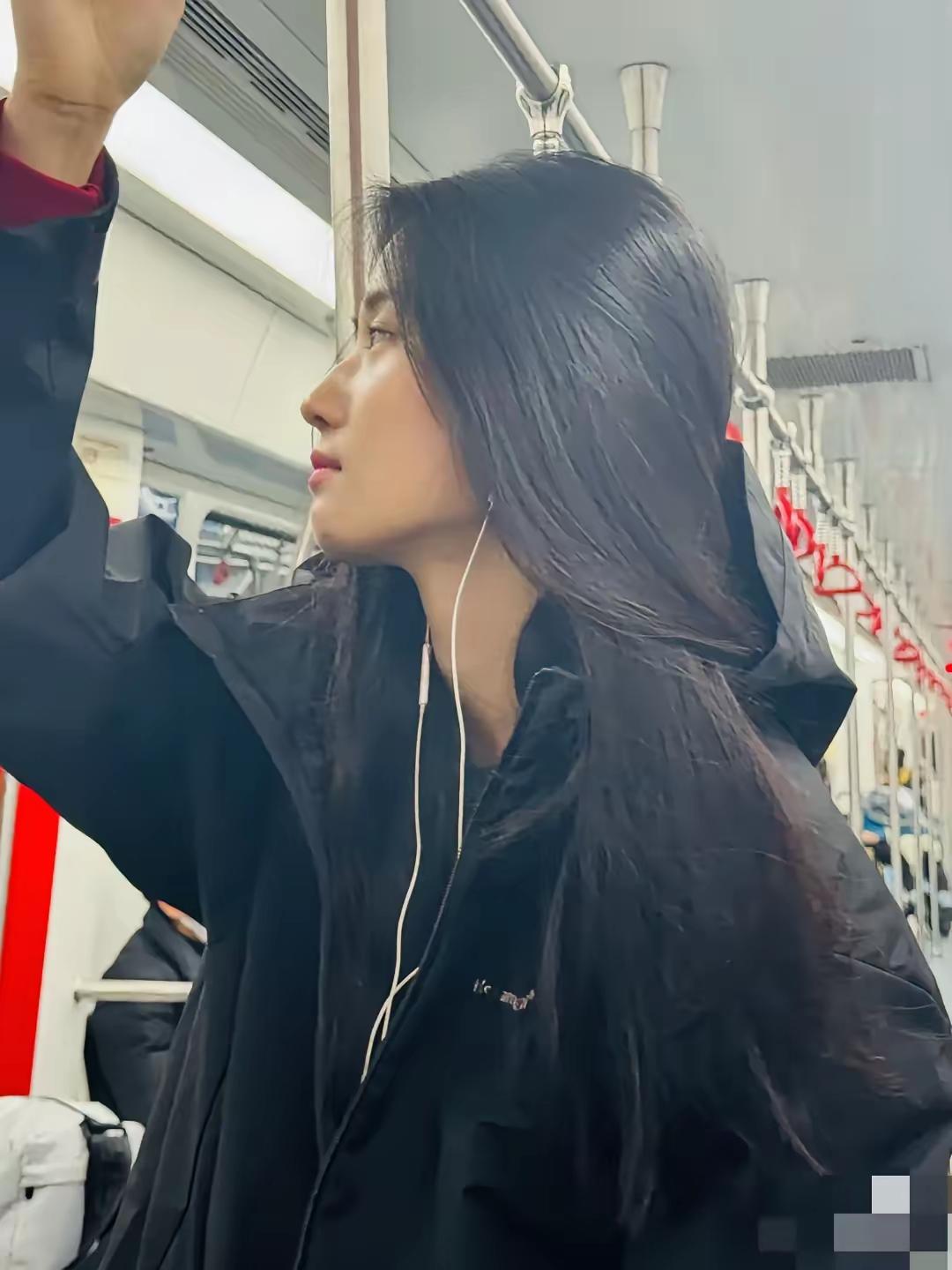 今天在地铁上撞见个大美女，说真的，惊艳到我连手机都忘了划——这颜值居然比刘亦菲还