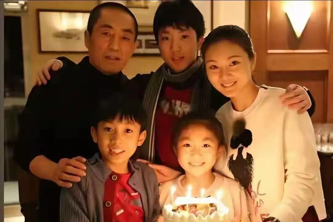 一、离婚谣言的起因几次大范围婚变传闻，都源于网友对碎片化小事的过度解读：