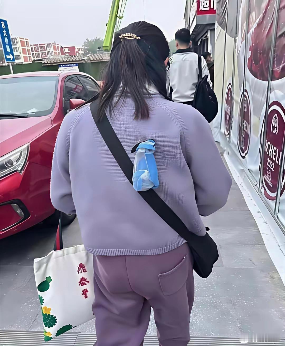 我要不要上前告诉这位美女一下？[呲牙笑]