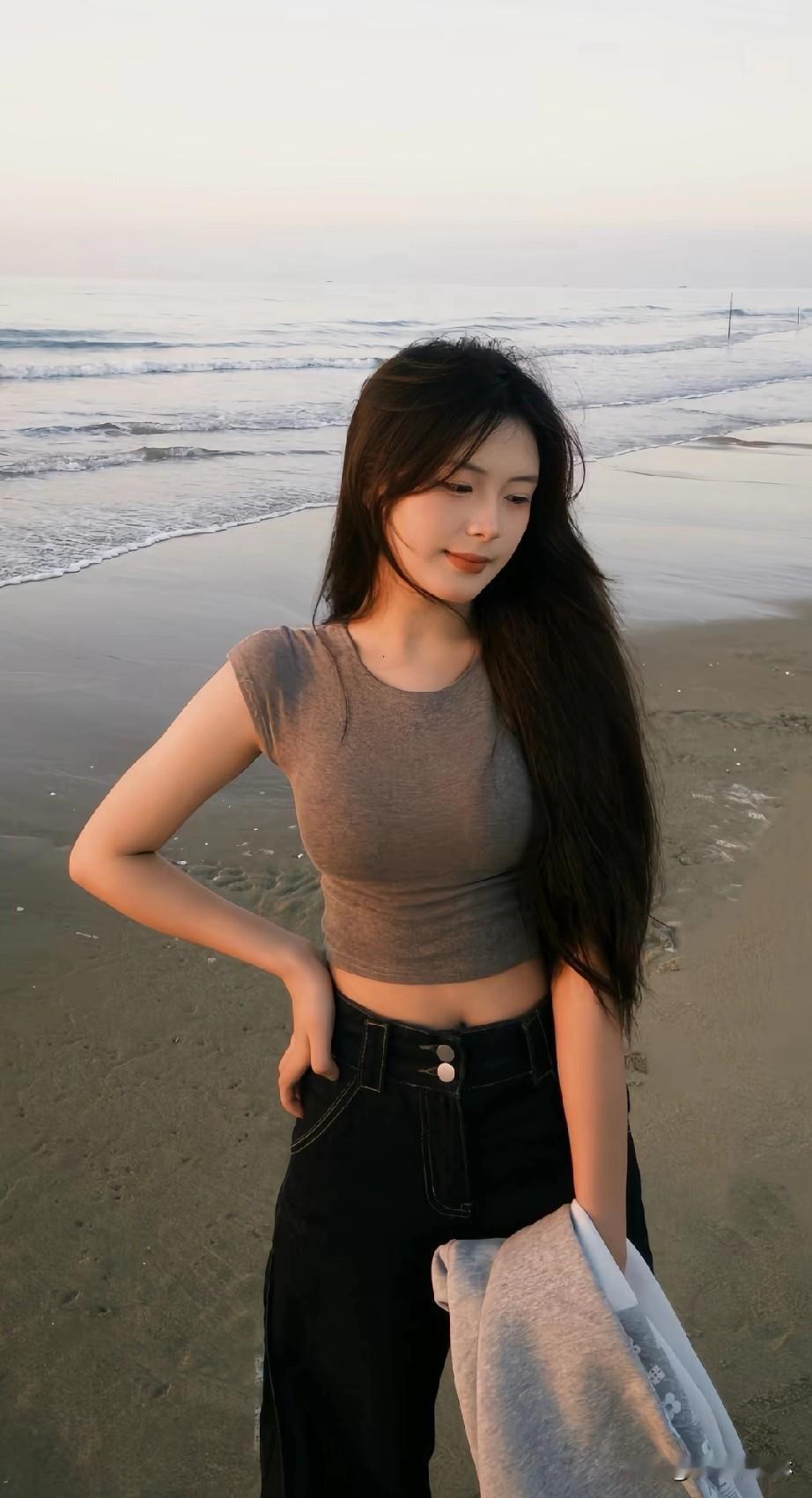 海边漫步，微风拂面，少女心满满