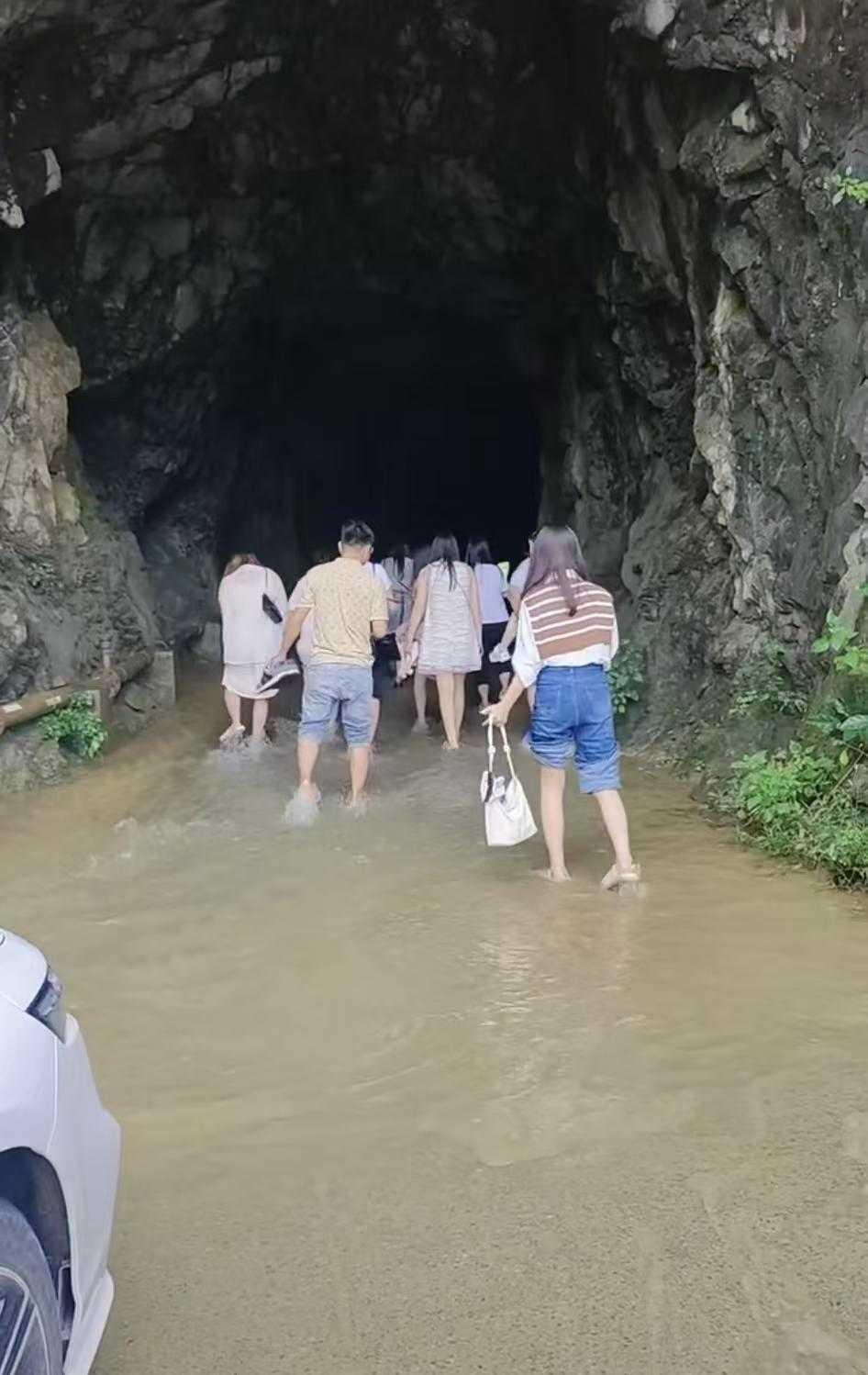 广西田东县一场婚礼最近火出了圈——不是因为新人多么豪华，而是婚宴现场变成了“现实