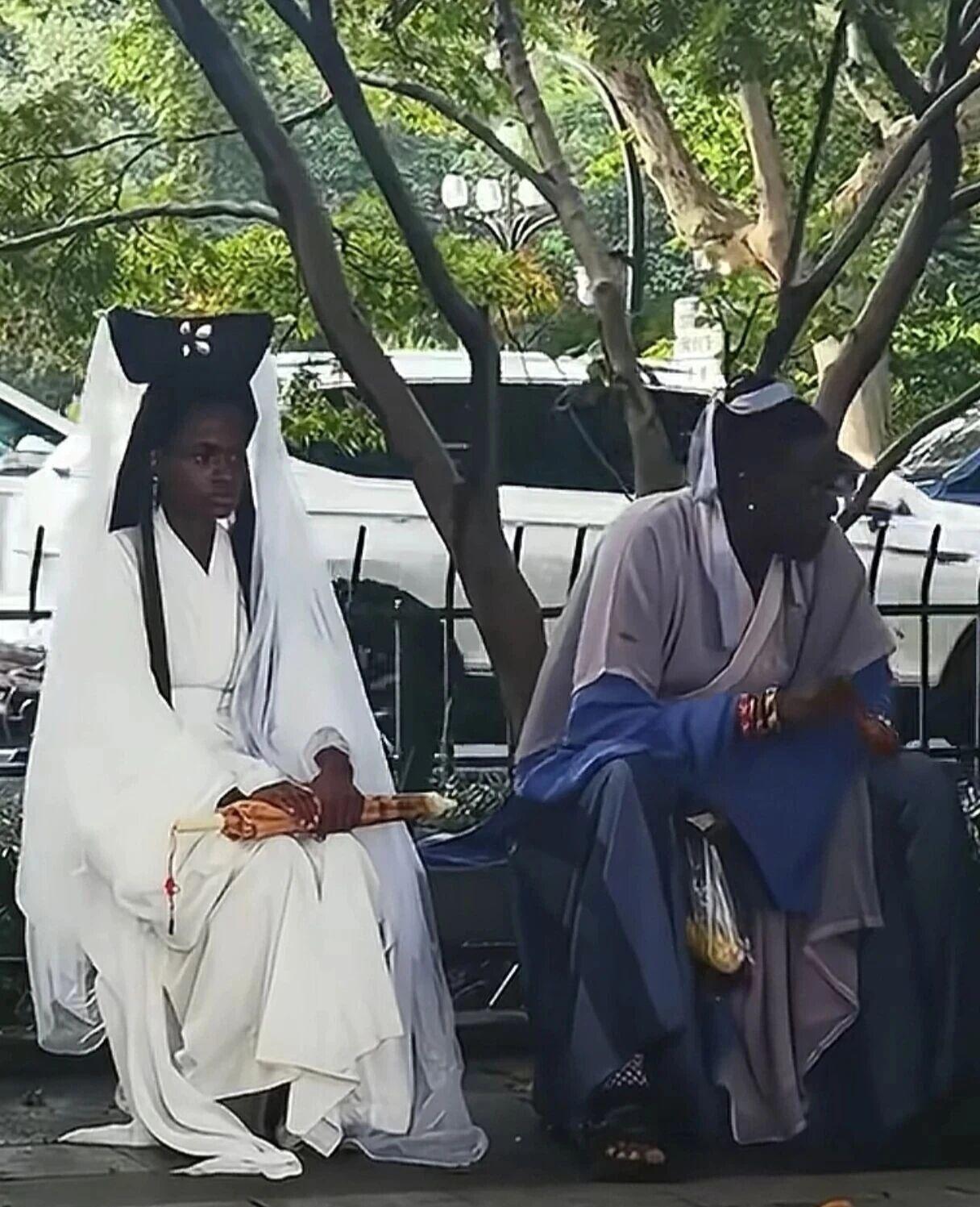 这白娘子也不白啊？西湖偶遇非洲白娘子她乐意穿，他愿意陪，西湖边最美的断桥相会