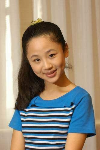 众所周知,让杨紫一炮走红的正是在情景喜剧《家有儿女》饰演小雪一角.