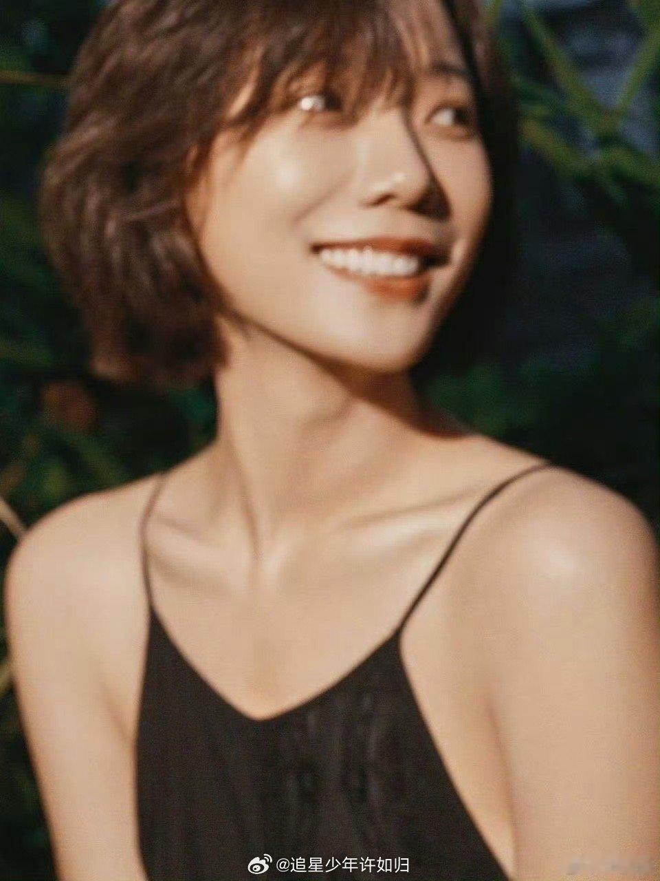王珞丹这背不拔罐可惜了谁能拒绝这魅力？王珞丹穿吊带裙奔跑时背线吸睛，回头一笑超