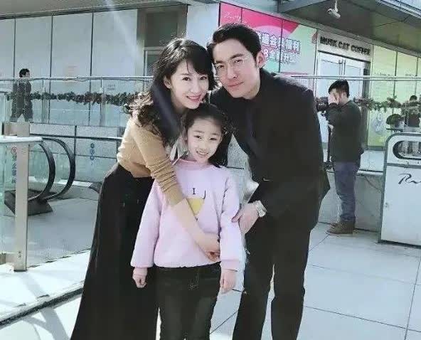 搞了半天李念老公是他啊？还真挺帅，那股子气派劲儿没的说。就是吧，李念这阵儿不出来