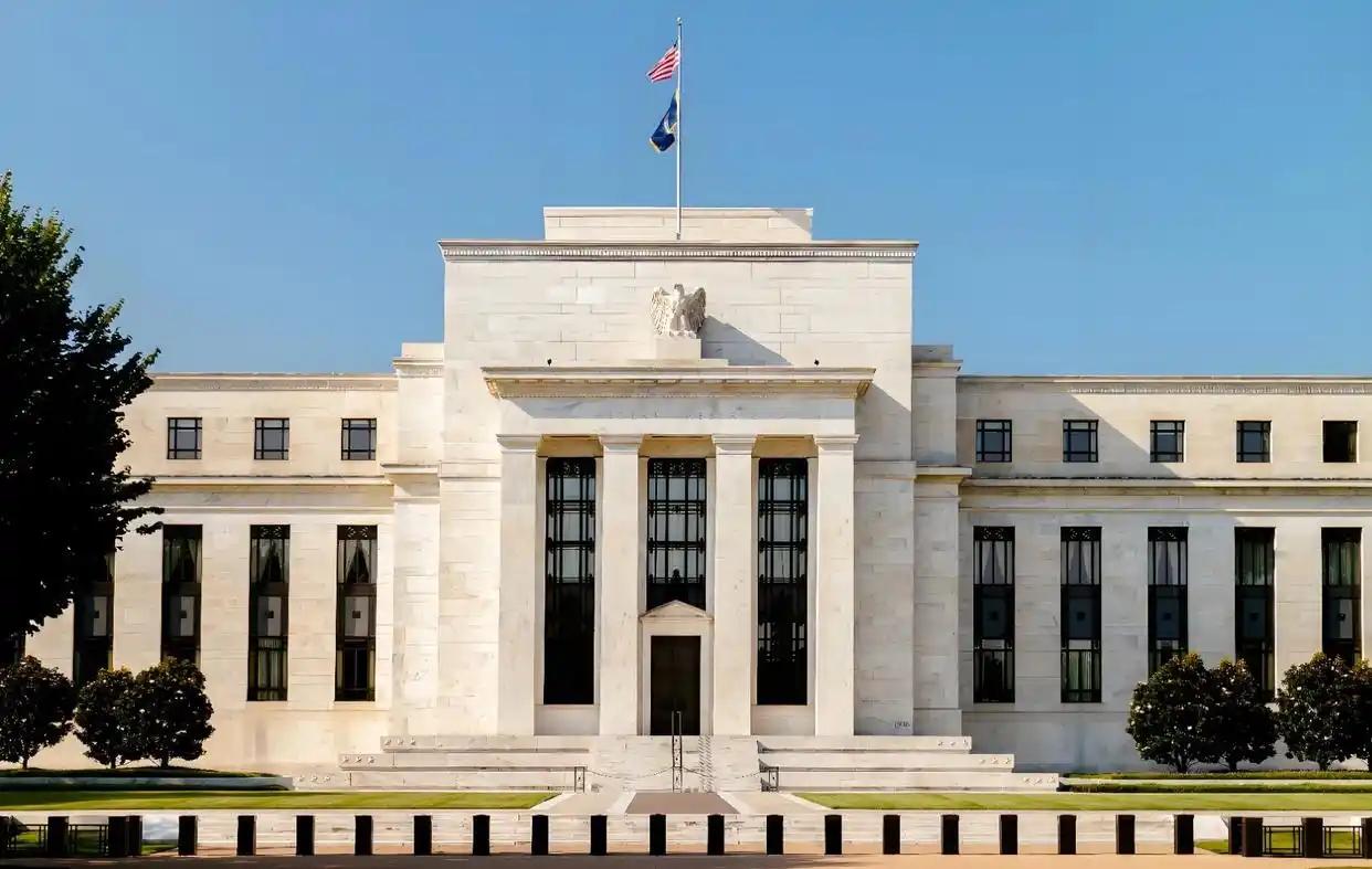 美国政坛又爆大动静，4月3日哥伦比亚特区联邦地区法院首席法官詹姆斯·博斯伯格，再