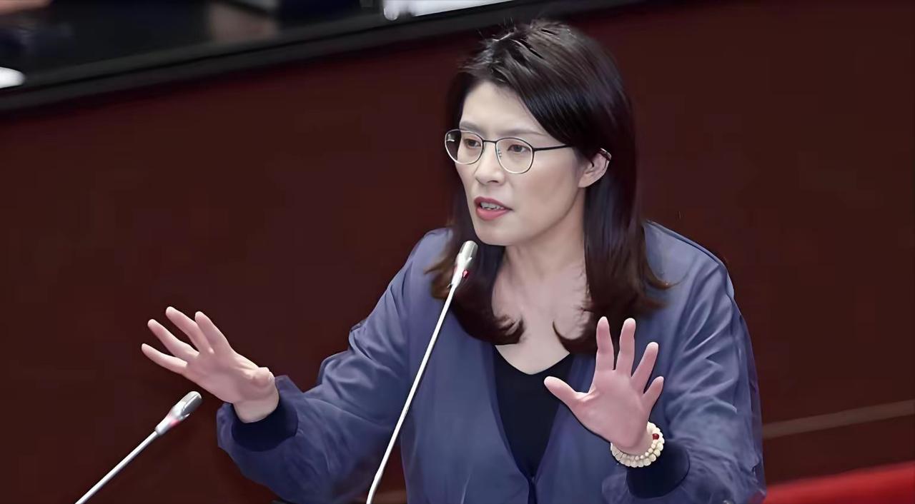 这个女人不简单。郑丽文刚成功当选，本以为她会收敛锋芒，过渡一阵子，没想到专访时，