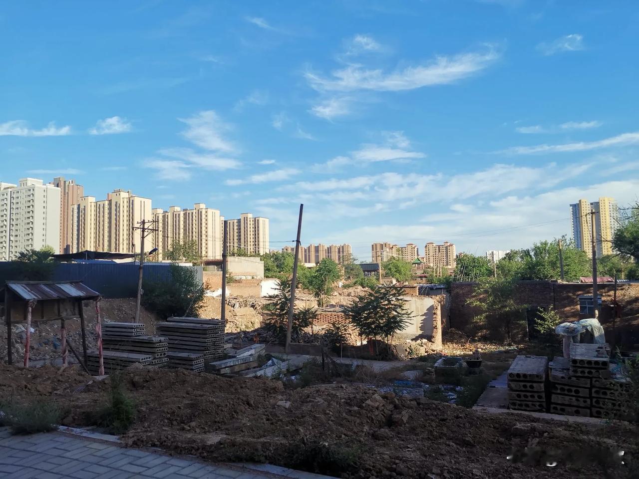 有人一口咬定房价不会涨理由是房多人少了想得太简单了房价涨不涨房子多人口少