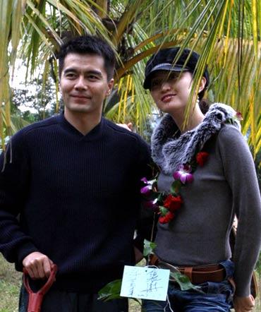 许亚军和小娇妻在一起，人阳光灿烂又有活力。珍惜眼前人，过得幸福很重要。