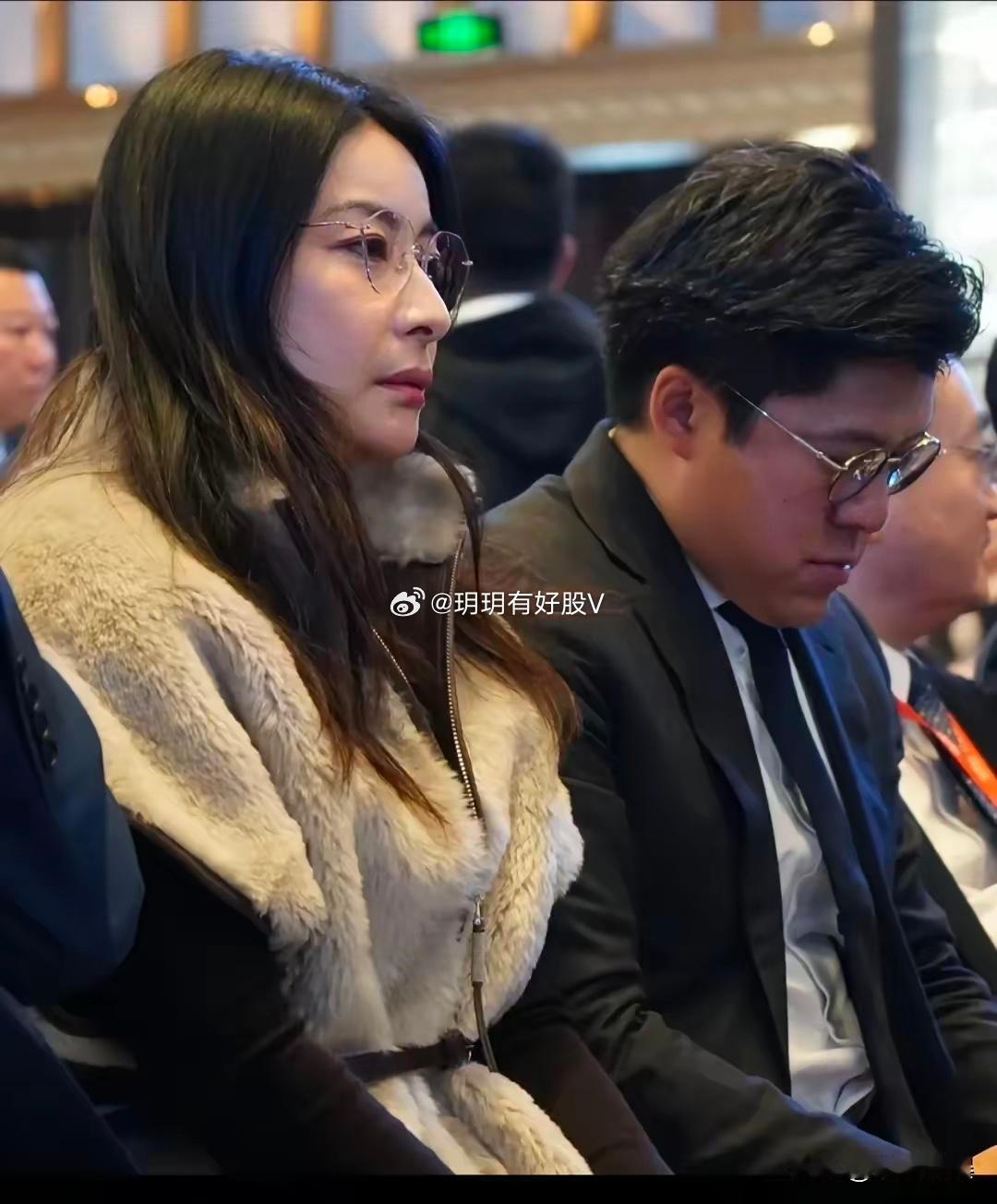 “晶刚夫妇”现身哈尔滨，参加活动。郭晶晶穿着一件浅色皮草，长发披肩，身材清瘦，肤