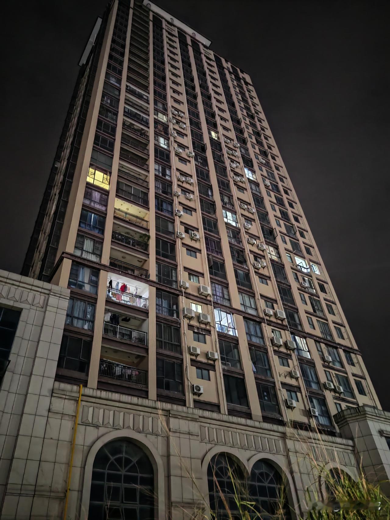 儿大不由娘，一点都不假。给孩子买了一套房子，本是一家人高高兴兴的事情，可到了装