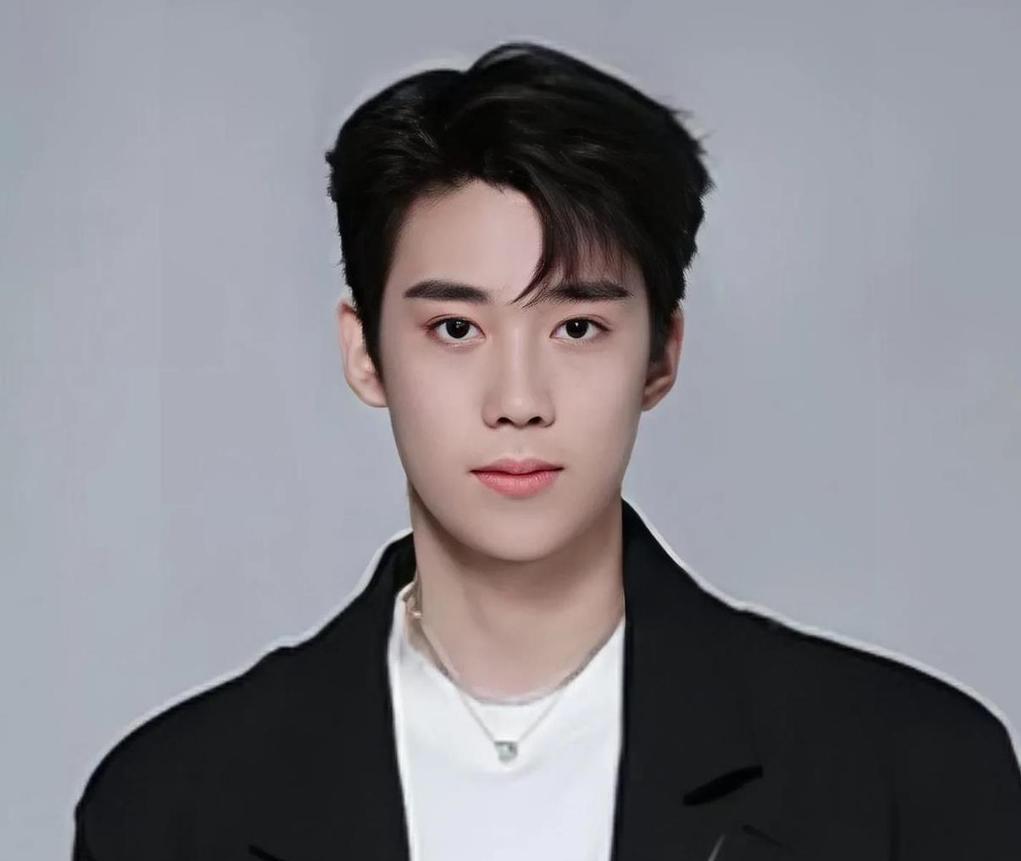 在演艺圈的璀璨星河中，何晴是一抹独特的亮色。她是唯一一位出演过四大名著影视剧的女