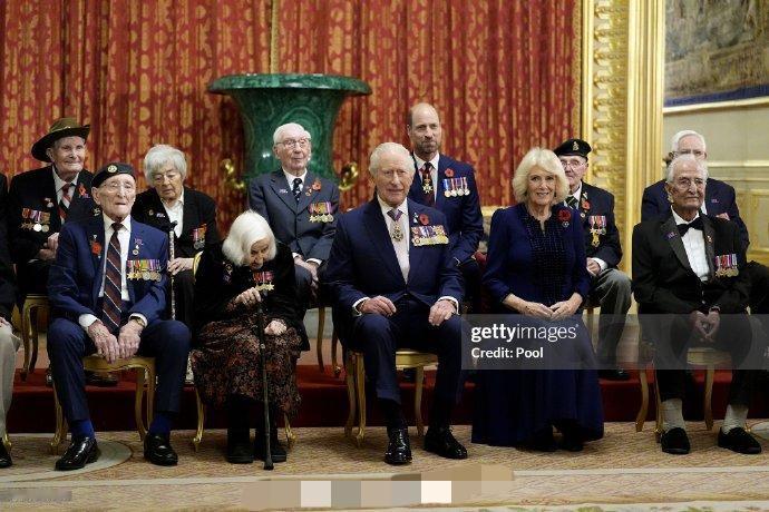 英国王室成员在纪念日期间的举动❗️当别人都在郑重其事地参加仪式时，二哈在米国