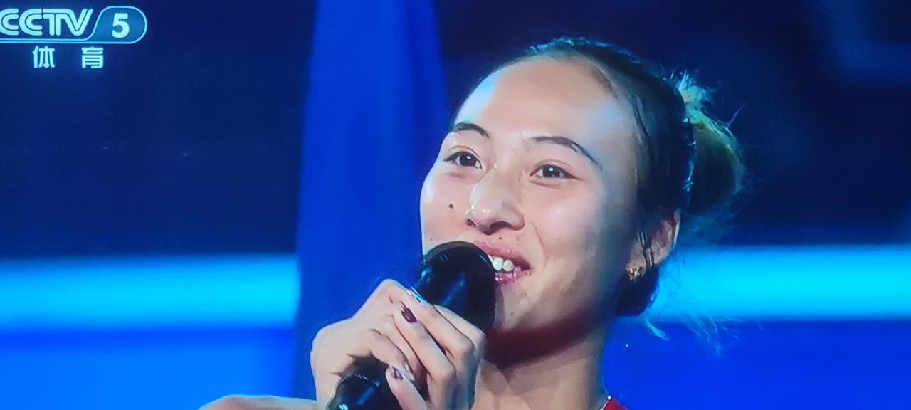 颁奖仪式上，应主持人之邀，郑钦文开心地唱起歌来。说实话，郑钦文唱的什么，我们一