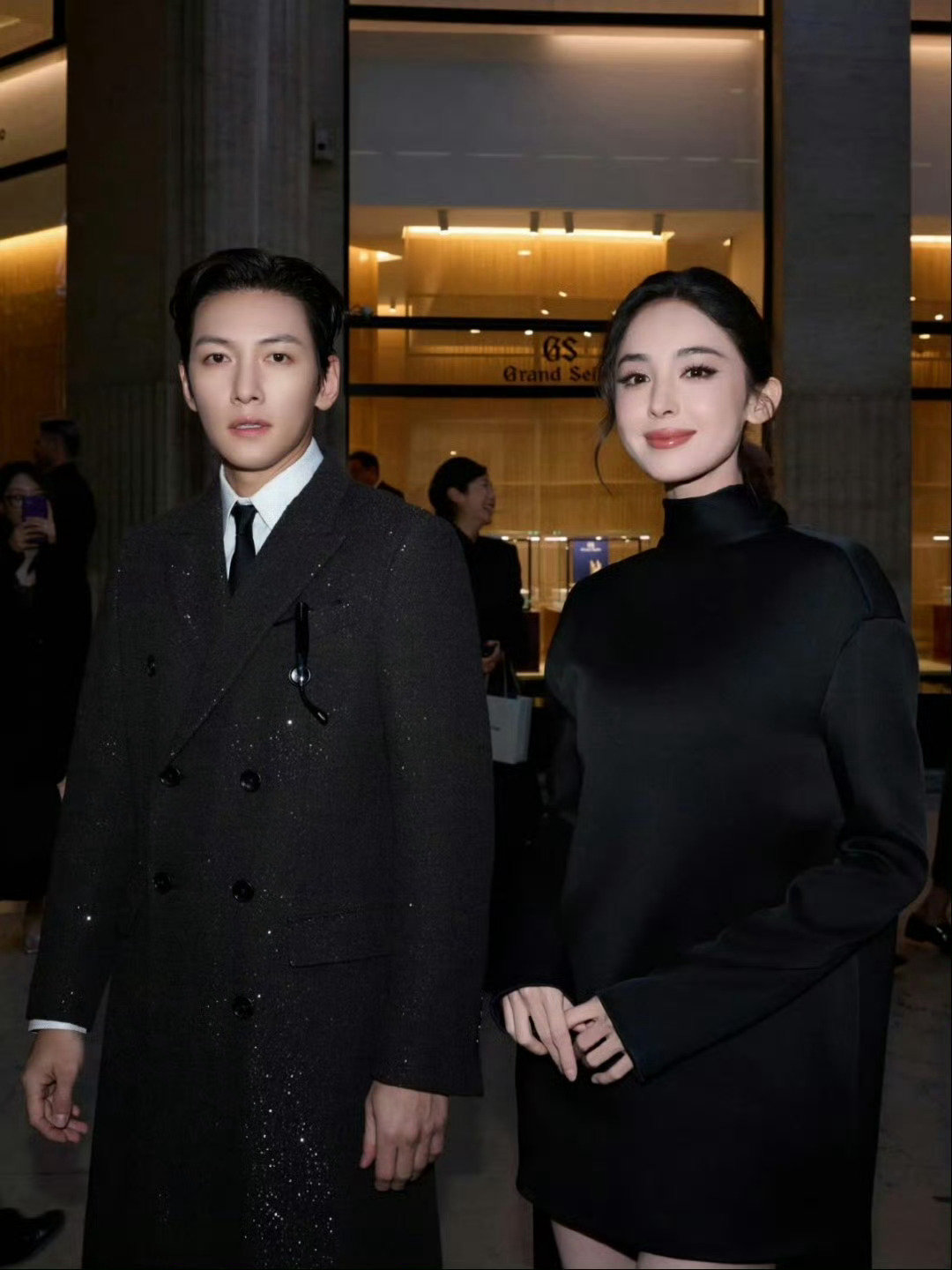#娜扎池昌旭又同框了#去年巴黎，娜扎薄荷绿套装清爽如夏日冰沙，池昌旭黑西装金丝眼镜梦回《Healer