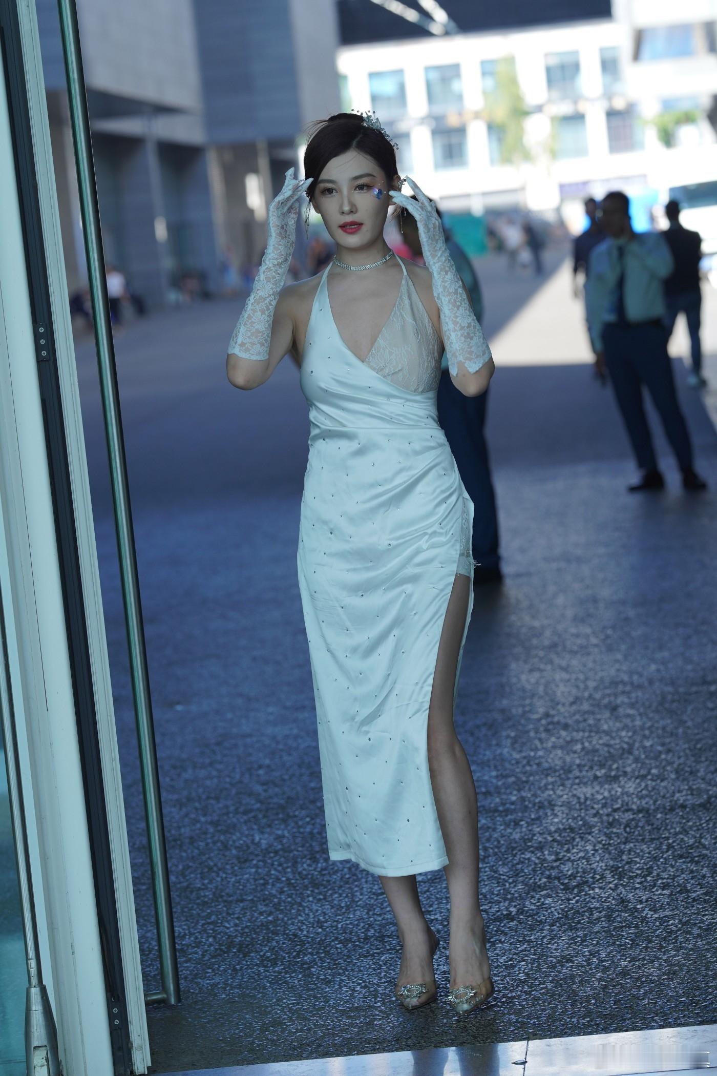 网红车模【Linlin】街拍生图魅力礼服长裙（下）