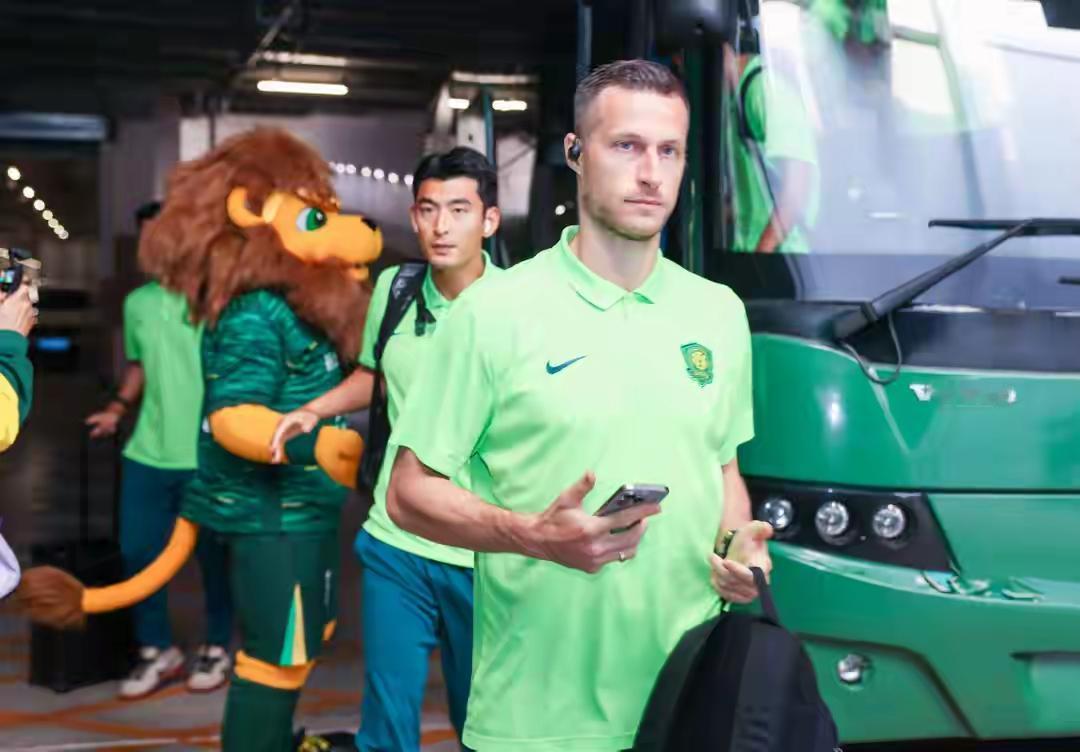 国安该不该和恩加德乌分手？什么意思呢？国安队这赛季结束后，是不是选择和