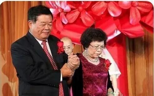 1980年，曹德旺写信给太太陈凤英，说：“我喜欢上别的女人了，咱们离婚吧，我要娶