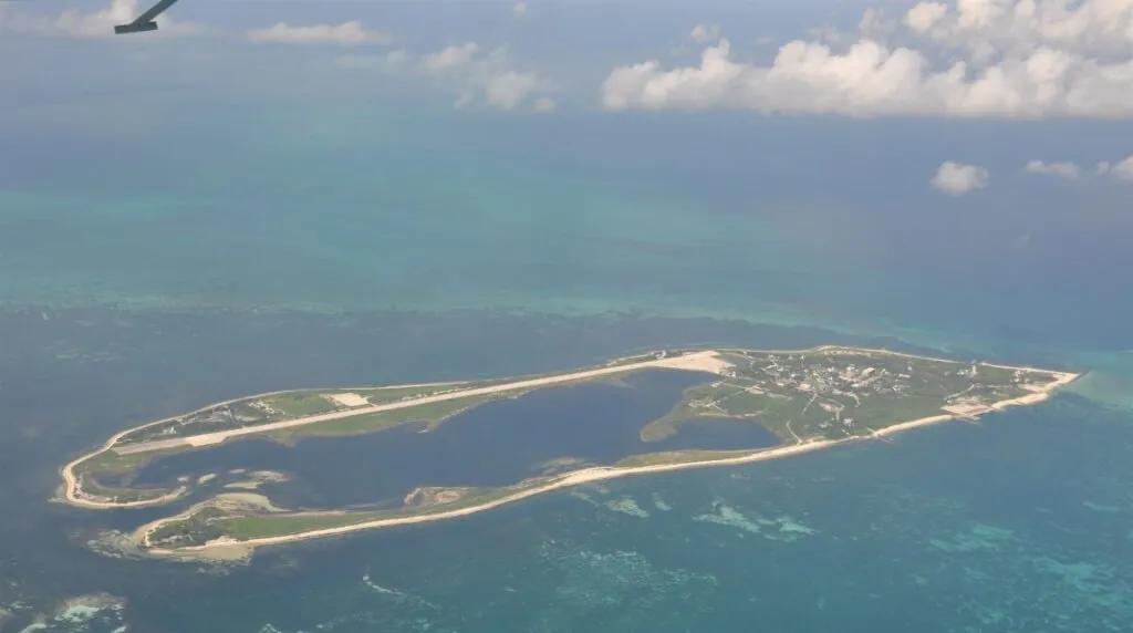 “对于大陆无人机进入东沙‘领空’，如果我是台军指挥官，会下令向开火，但故意打偏，