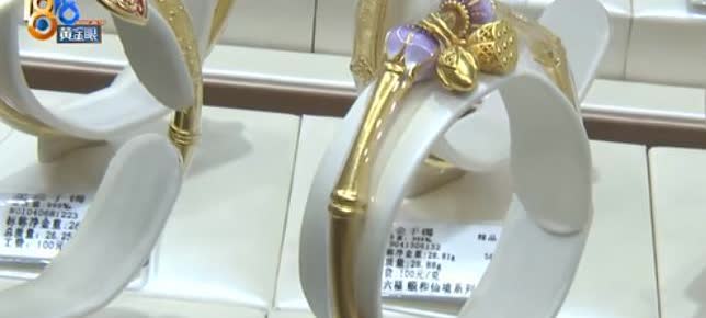 浙江宁波，一女子到金店买金手镯，挑了两个各价值一万多的镯子对比，最终买下其中一个