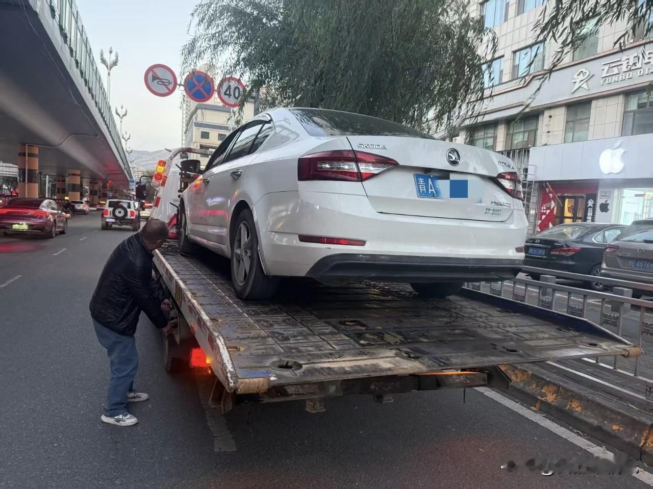 西宁“百违王”司机火了！开滴滴车不年检，报废车狂飙100次违法！见过胆子大的