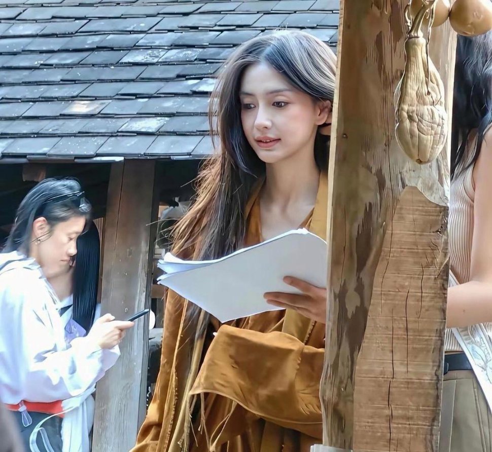 杨颖最近在景迈山拍摄杂志，被网友偶遇，不得不说，baby的素颜太能打了吧!随手一拍就出神图​