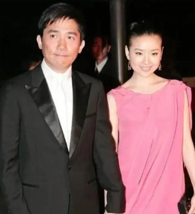 2010年，梁朝伟大手一挥在珠宝店买了一对金镯子，大家都以为这是他给老婆刘嘉玲的