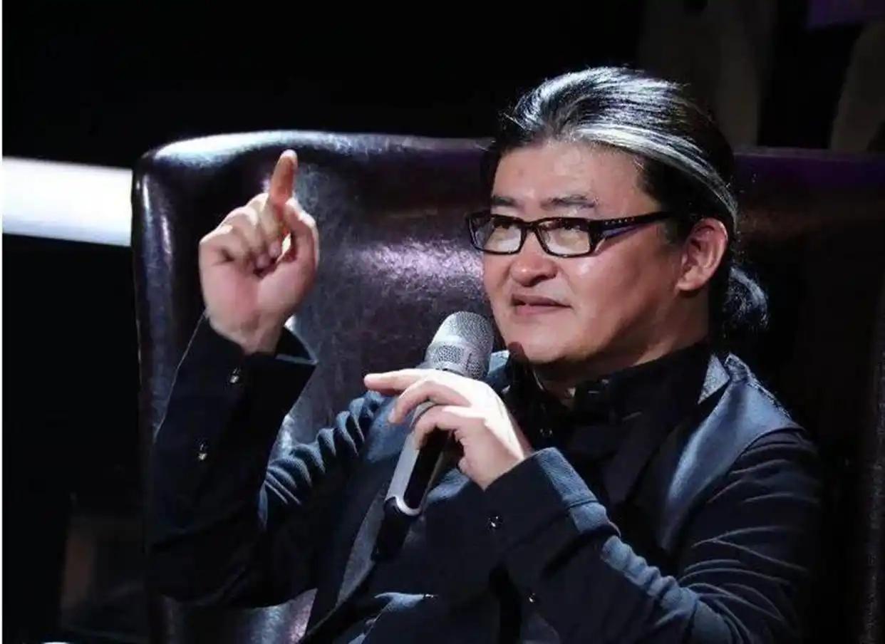 刘欢爱喝酒，文艺圈里出了名。李琦说他喝酒是“将军级”，孟凡贵说他一上火车就拎六听