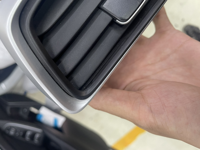 2年多的新车雅阁出现开裂2点多的新车内饰出现不同程度的内饰开裂，按键导航以及控