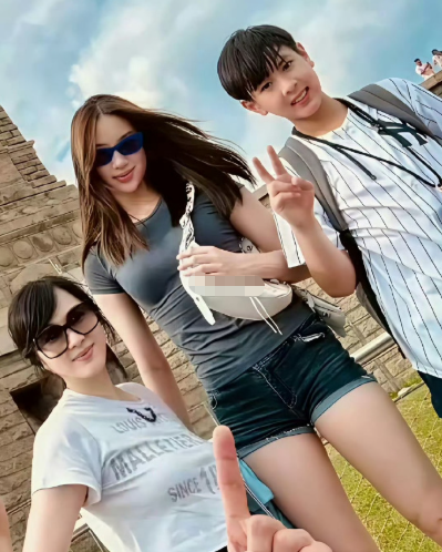 吴尊女儿14岁竟然发育的这么快，已经长成一枚大美女了​​​​，看起来像爸爸还是像