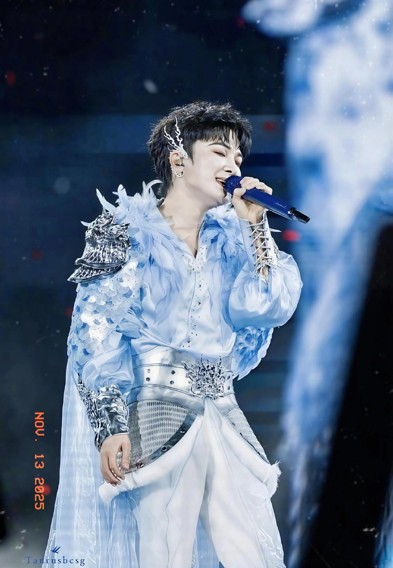 我敢说，大家早就发现了。周深有个挺明显的问题——啥歌都能唱，唱得也不差，可怎么