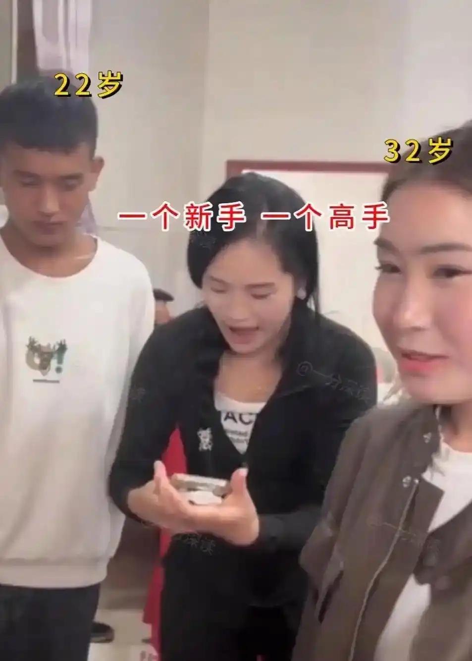 一场热闹的相亲饭局，桌上坐着两位女生，还有一位22岁的年轻小伙子。一个是初入情