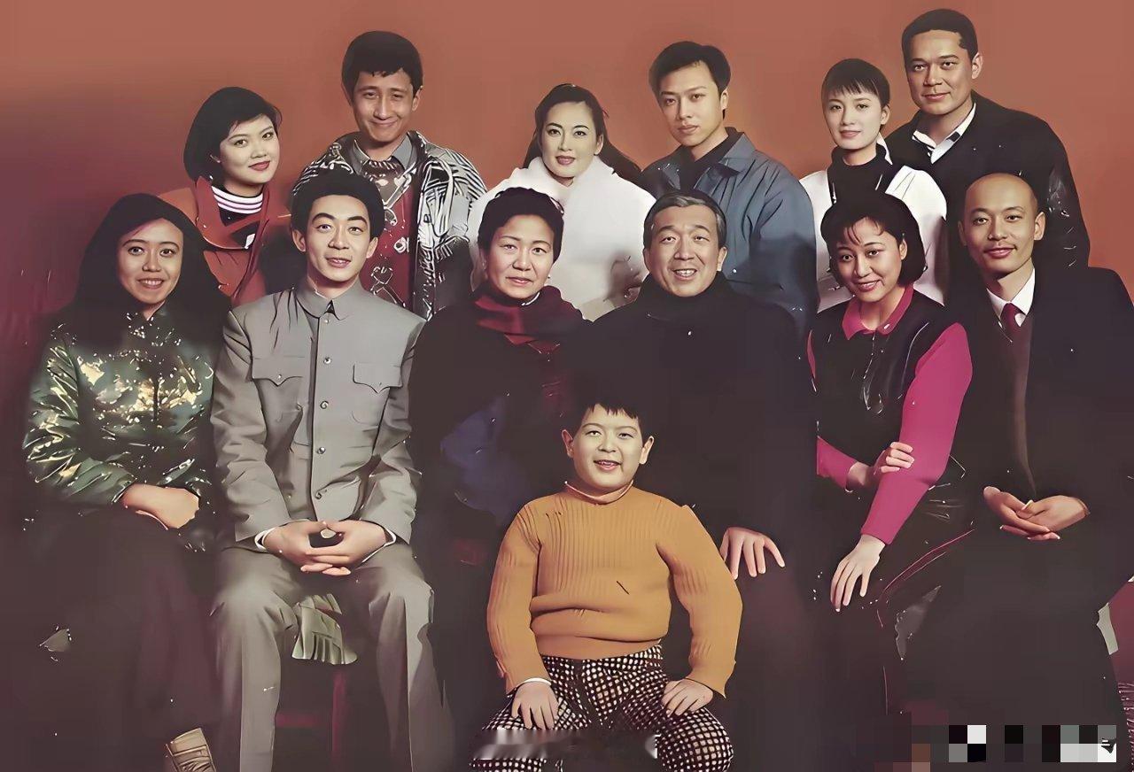 娱乐圈含金量很高的一张合照，里面全是大牌明星，我只认出了赵丽蓉六小龄童葛优