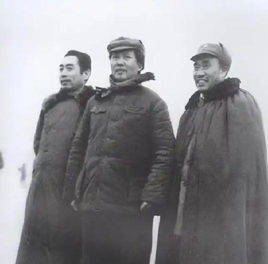 1973年12月21日，毛主席召开中央军委会议，朱德应邀参加。朱德刚一走进会议室
