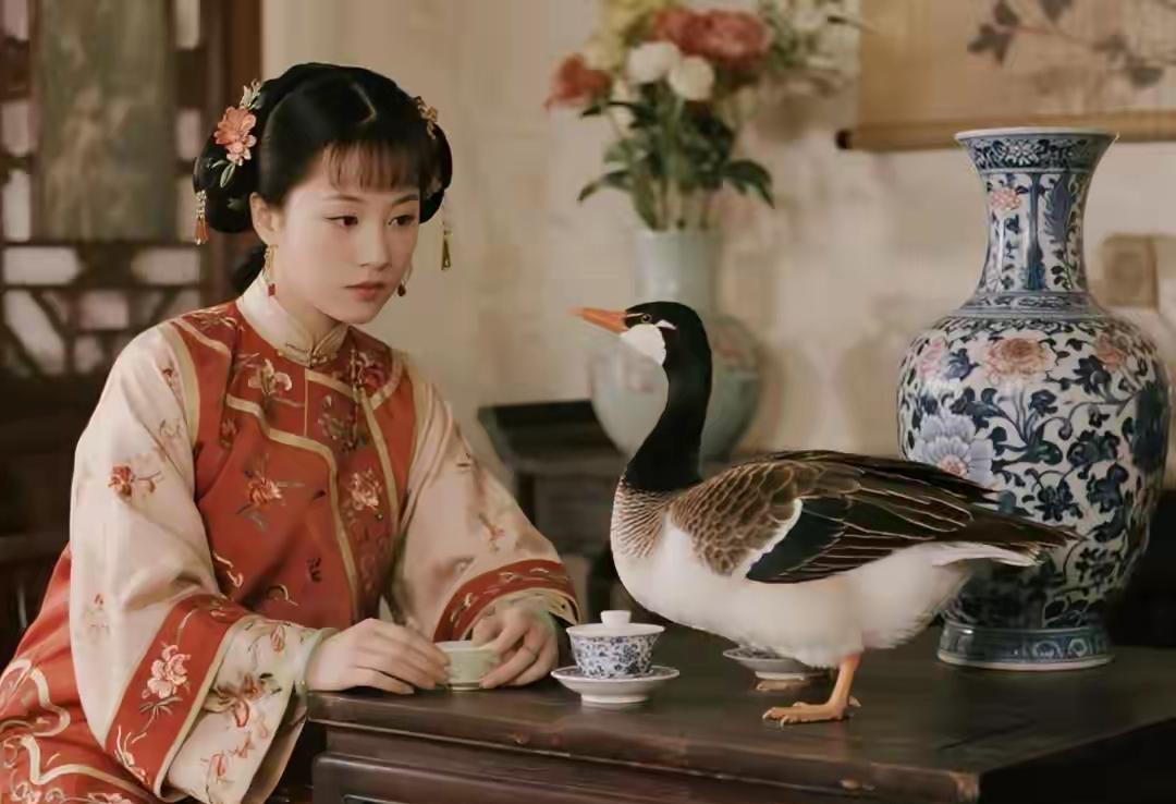 红楼梦最“污”一幕：鸳鸯小解，撕碎贾府金玉外衣…别被“污”字骗了，这哪是