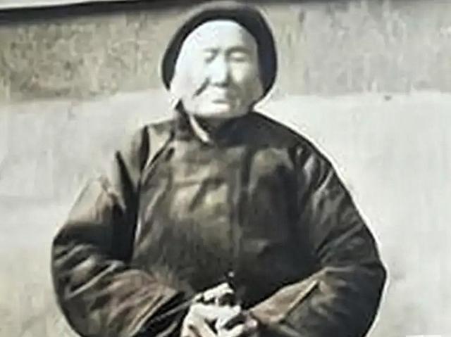 1941年，一位老妇人请“汉奸”侄子吃饭，突然压低声音道“孩子，给我弄300发子