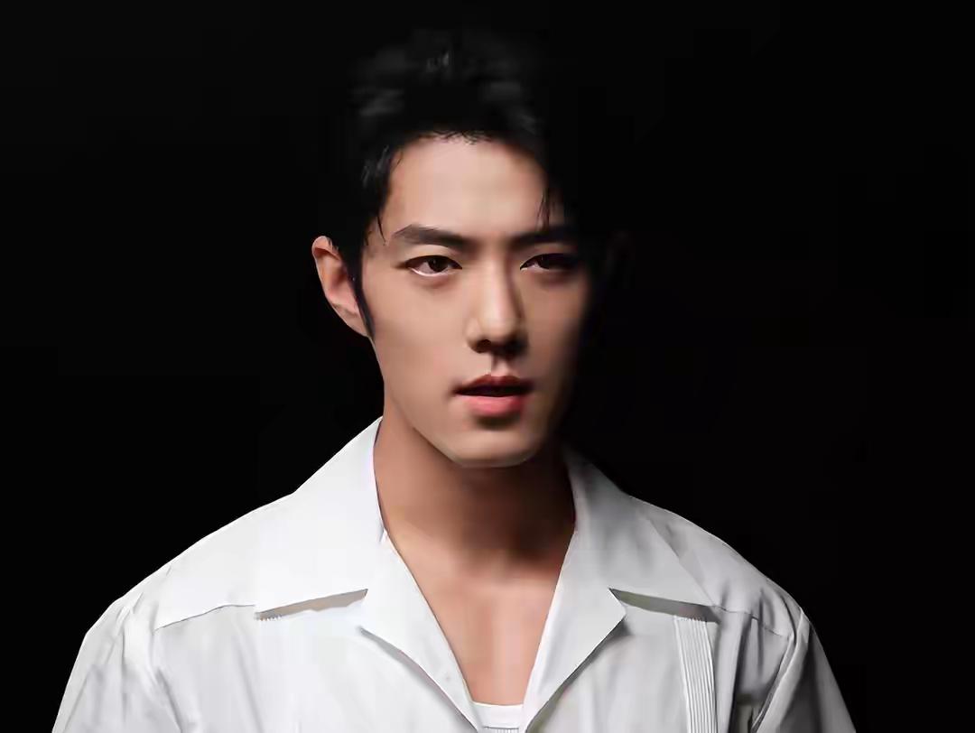 当那英浑厚醇亮的嗓音撞上肖战清澈透亮的少年音，全场像被按下“时空重叠”键——一边