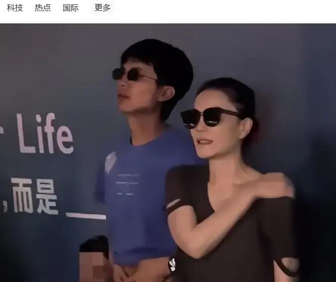 王菲在热搜上挂了3天，她连一个字都没说。2026年8月底，阿那亚音乐节。王菲认识多年的朋友Ryan，