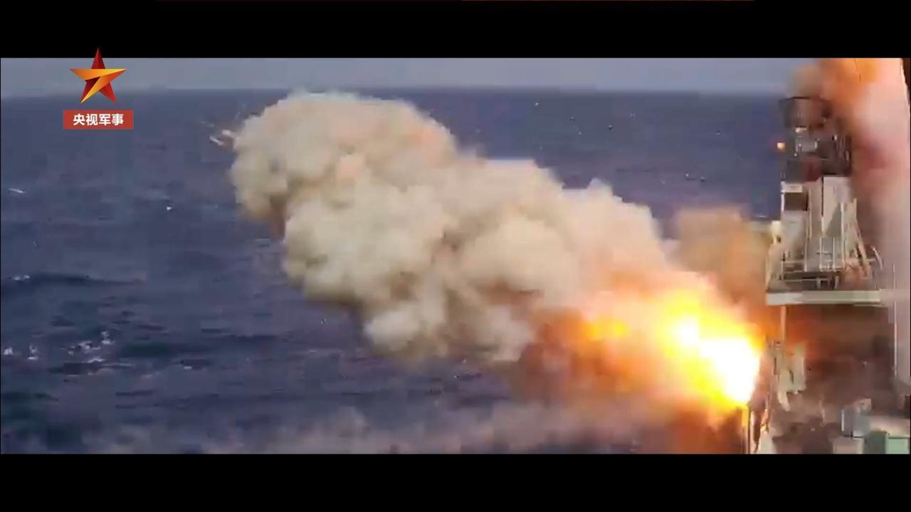 官方发布了潜射鹰击-18打击退役的905型补给舰882“鄱阳湖”舰的画面，图1图