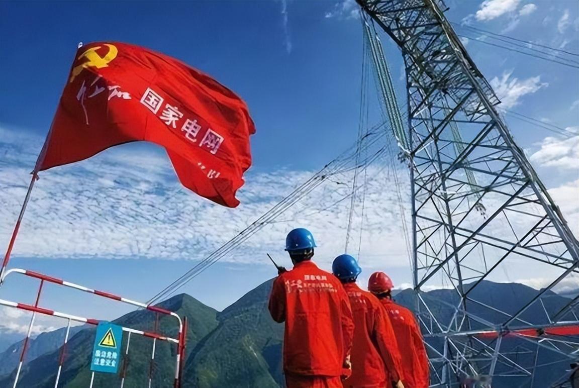 中国藏了世界整整30年的三张底牌，终于亮出来了。头一张牌，就是"电"。很