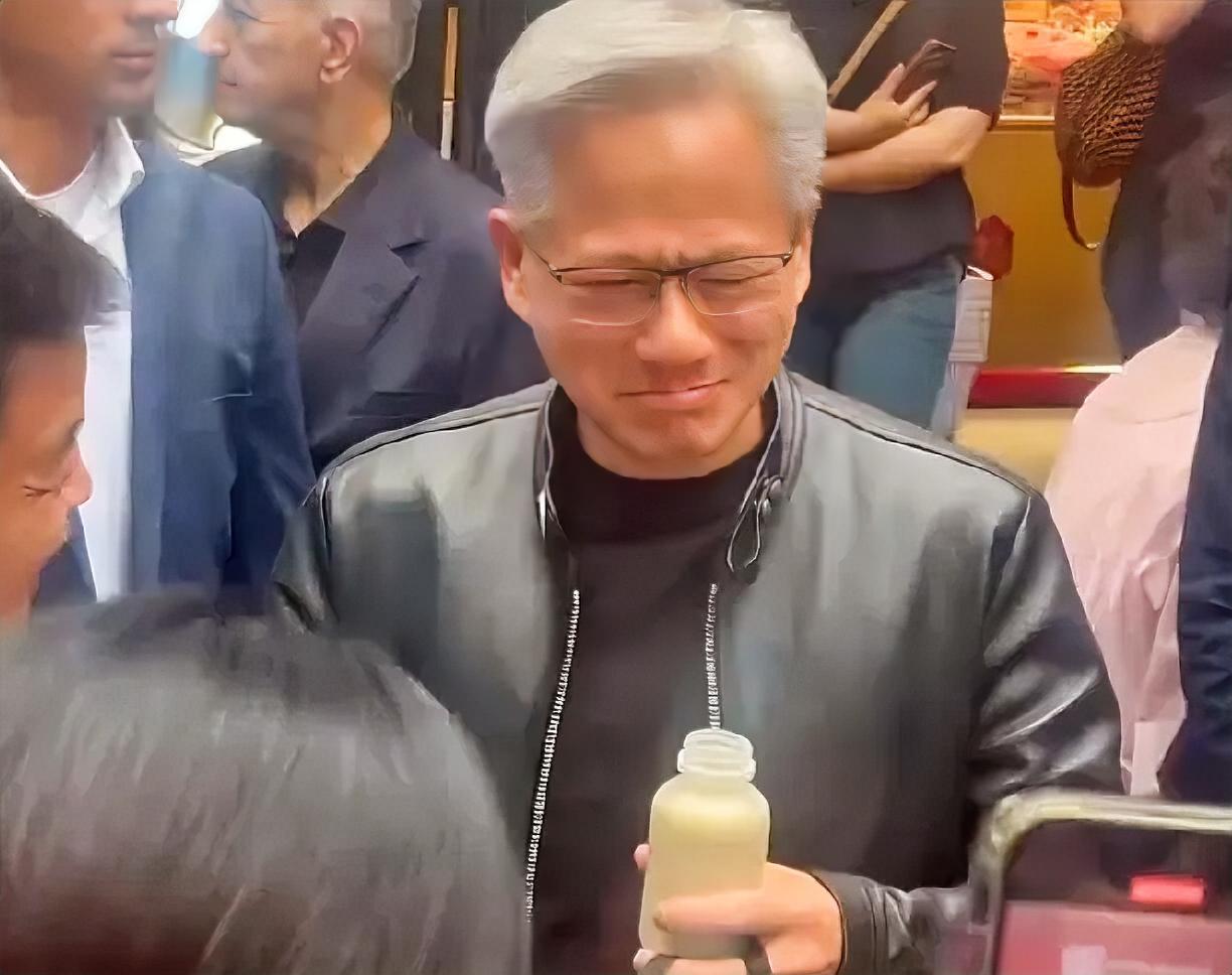 黄仁勋今天吃了炸酱面喝了豆汁，这也算彻底融入北京了！方砖厂的炸酱面一般般，老黄